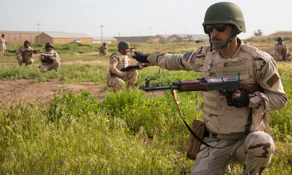 Iraqi Soldiers Conduct Squad Movement Drills