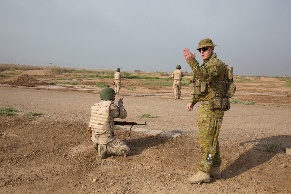 Iraqi Soldiers Conduct Squad Movement Drills