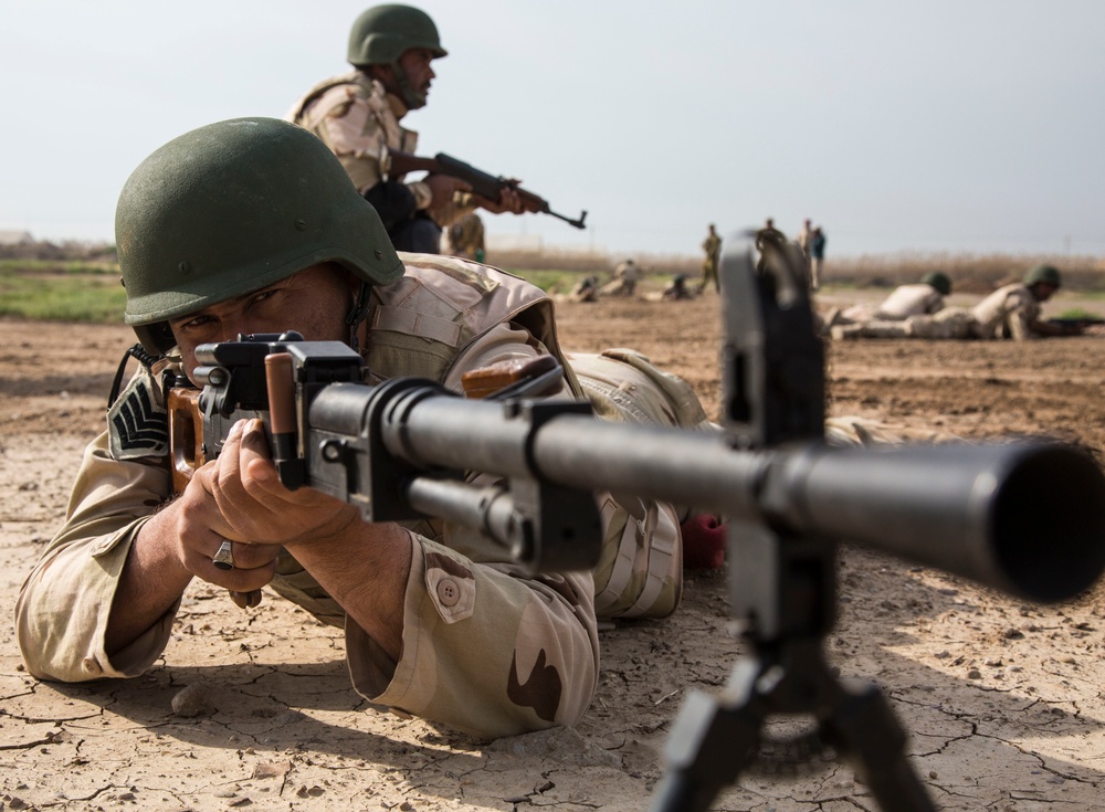 Iraqi Soldiers Conduct Squad Movement Drills