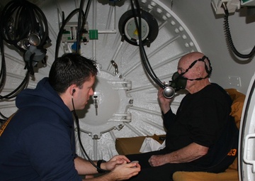 Navy Medicine, Navy Divers keep the pressure on with hyperbaric oxygen therapy for retiree