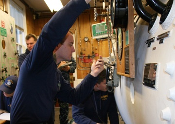 Navy Medicine, Navy Divers keep the pressure on with hyperbaric oxygen therapy for retiree