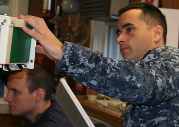 Navy Medicine, Navy Divers keep the pressure on with hyperbaric oxygen therapy for retiree
