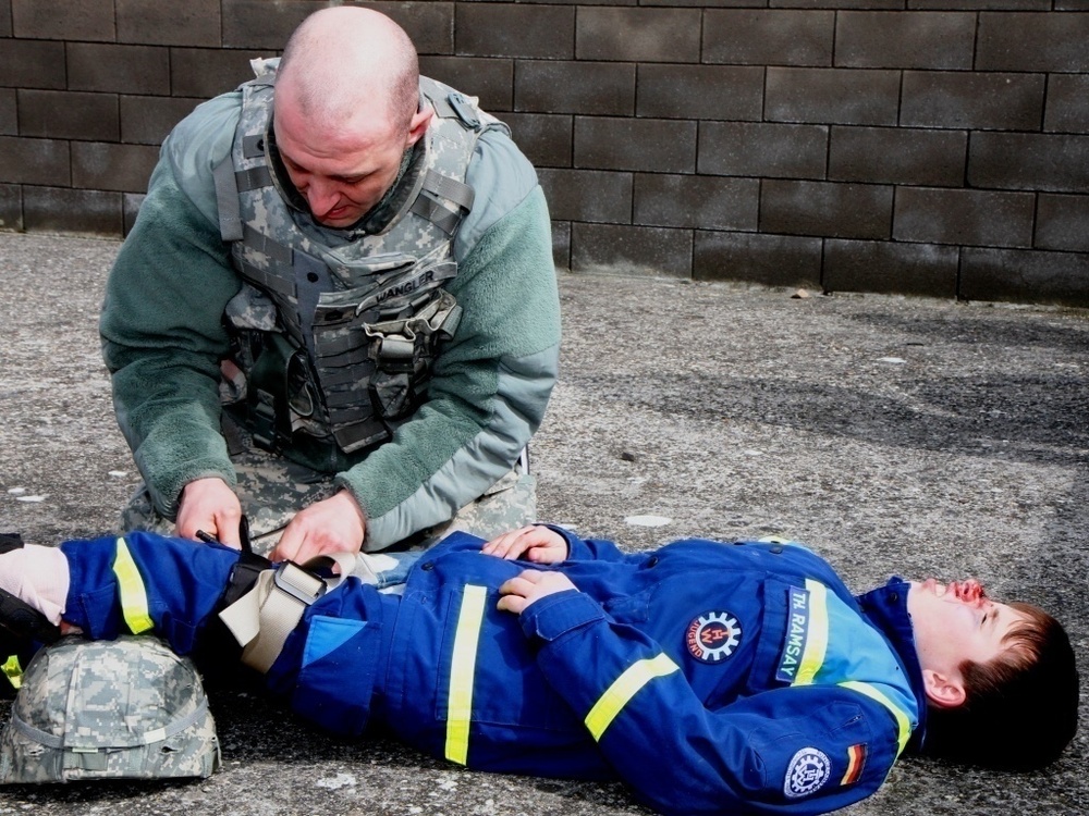 Simulated earthquake tests U.S. Army Reserve and German disaster responders