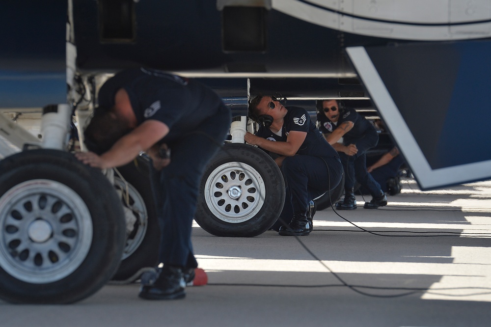 Thunderbirds perform Luke Air Force Base Air Show