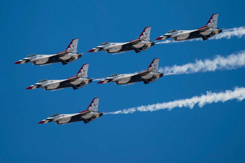 Thunderbirds perform Luke Air Force Base Air Show
