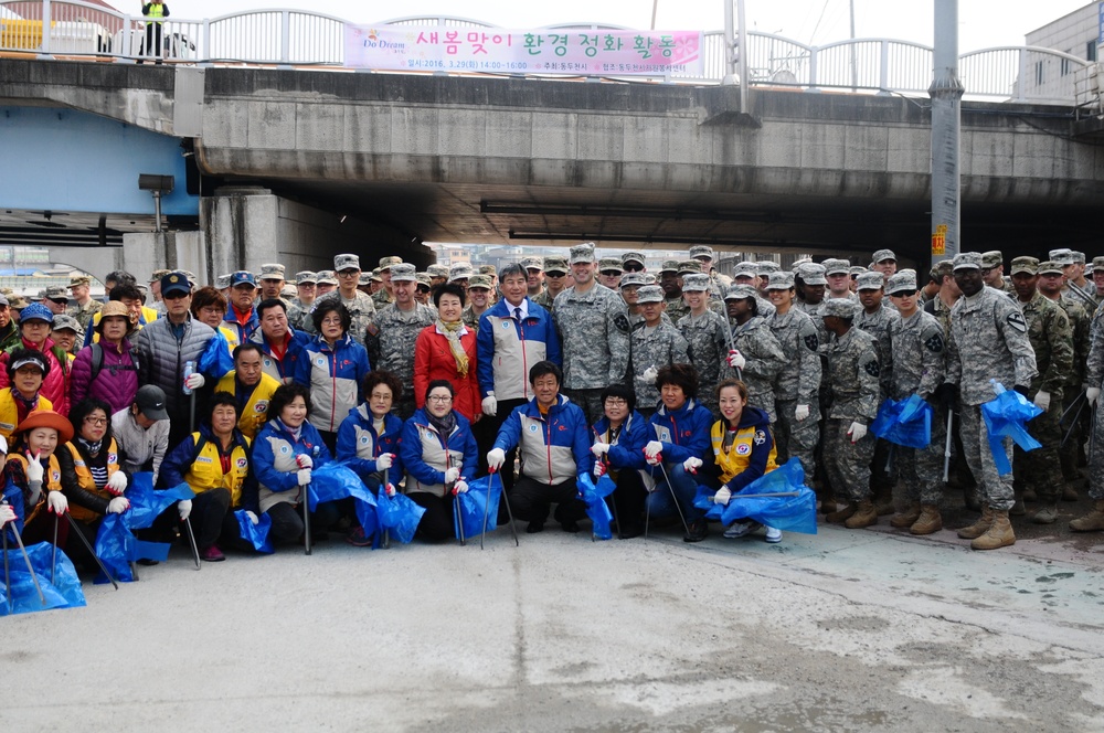 Shincheon River Cleanup Volunteer Photo