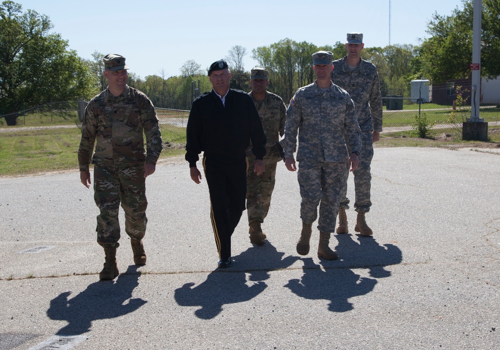 Commander of the 311th Theater Signal Command visits 151 ESB