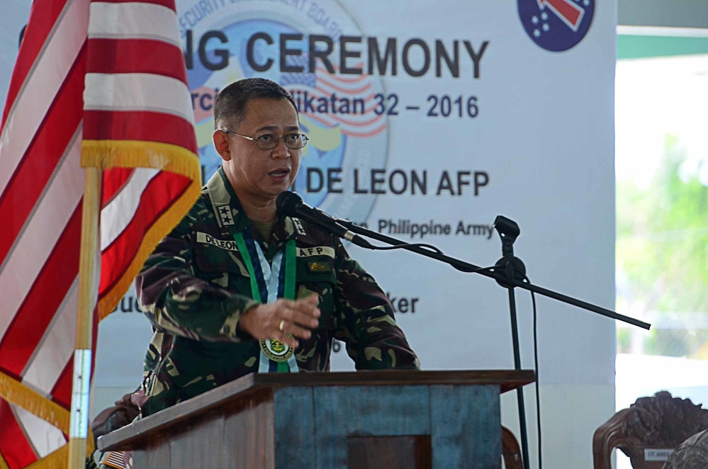 U.S., Philippine military stand shoulder-to-shoulder during opening ceremony