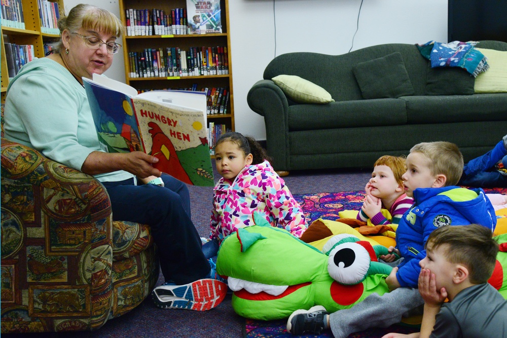 Base library offers children services