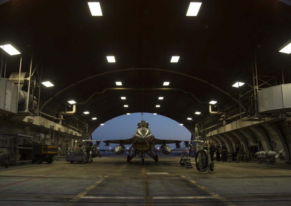 Loading F-16s