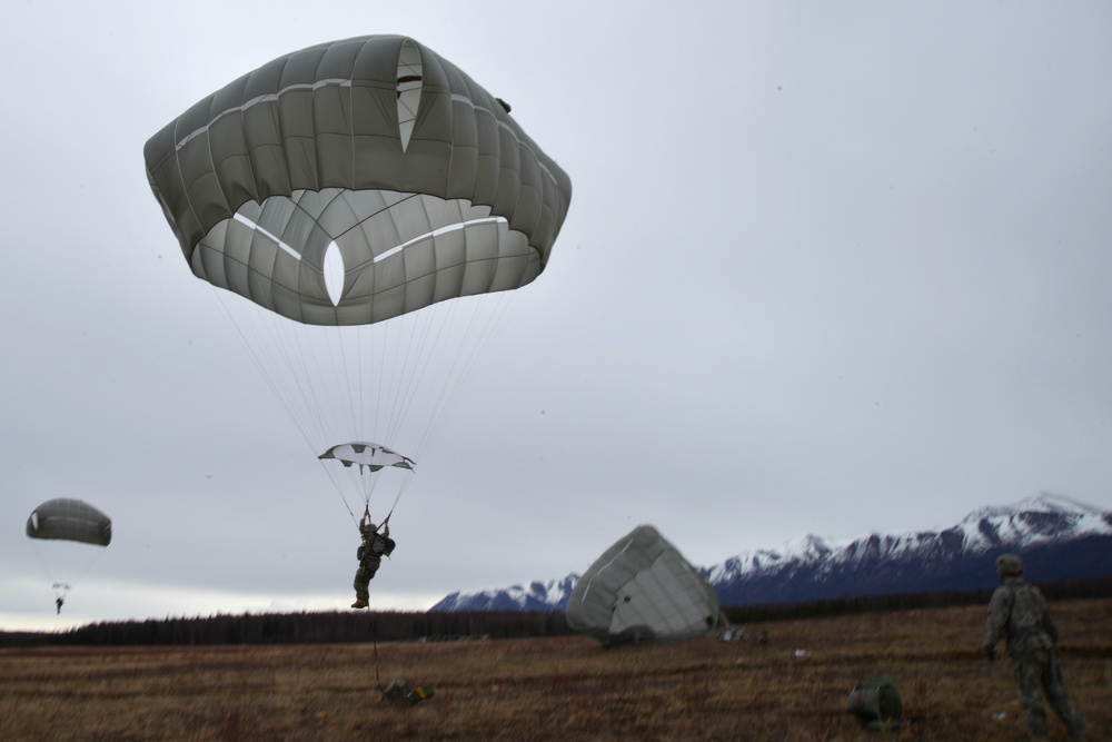 DVIDS - Images - Alaska Paratroopers perform forced-entry ops [Image 6 ...