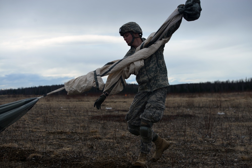 DVIDS - Images - Alaska Paratroopers perform forced-entry ops [Image 13 ...