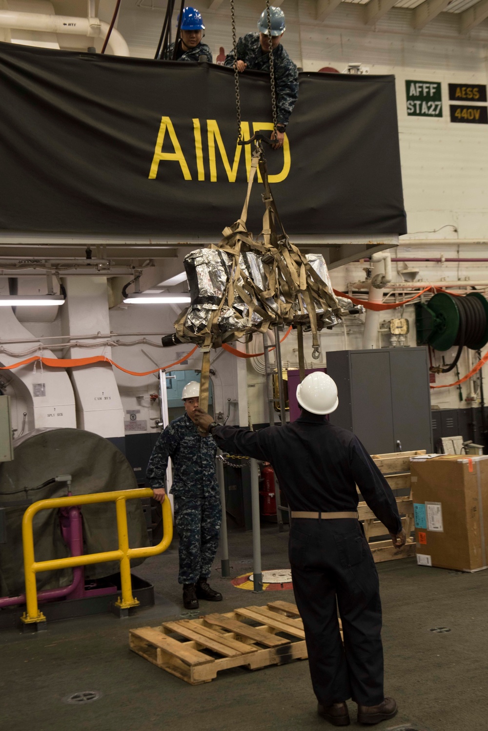 Equipment moves aboard USS Bonhomme Richard