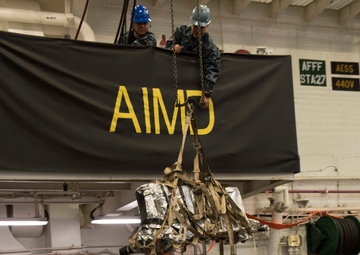Equipment moves aboard USS Bonhomme Richard