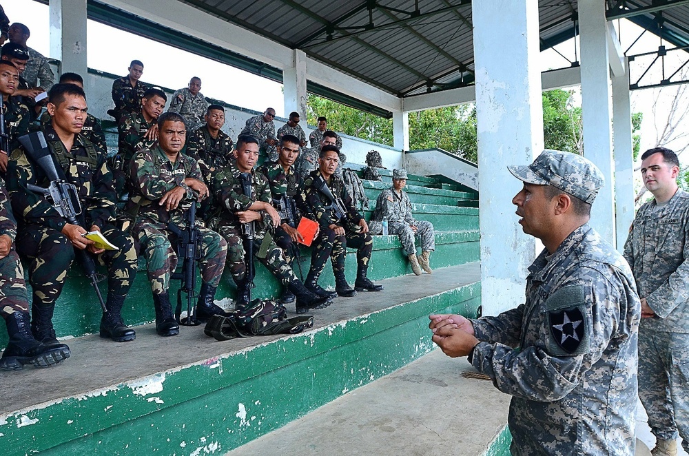‘Patriot’ Soldiers practice life-saving techniques with Philippine Forces