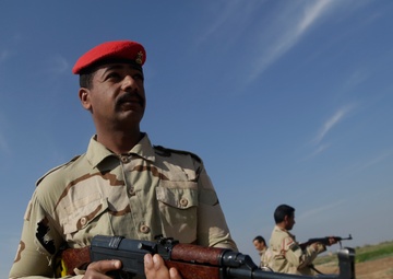 Iraqi soldiers assigned to Nineveh Operations Command practice patrol movements