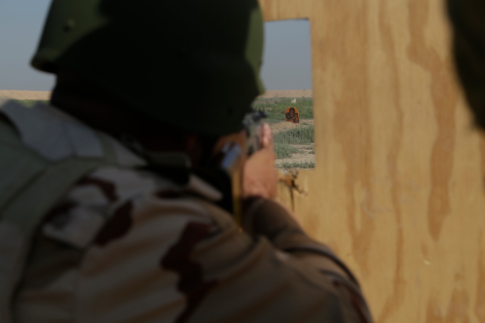 Iraqi soldiers assigned to Nineveh Operations Command conduct live fire bounding exercise