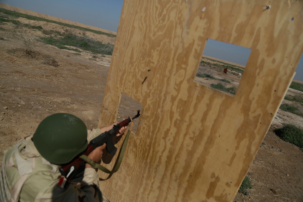 Iraqi soldiers assigned to Nineveh Operations Command conduct live fire bounding exercise