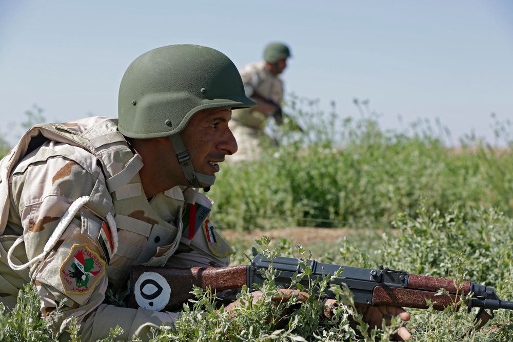 Iraqi soldiers assigned to Nineveh Operations Command conduct live fire bounding exercise