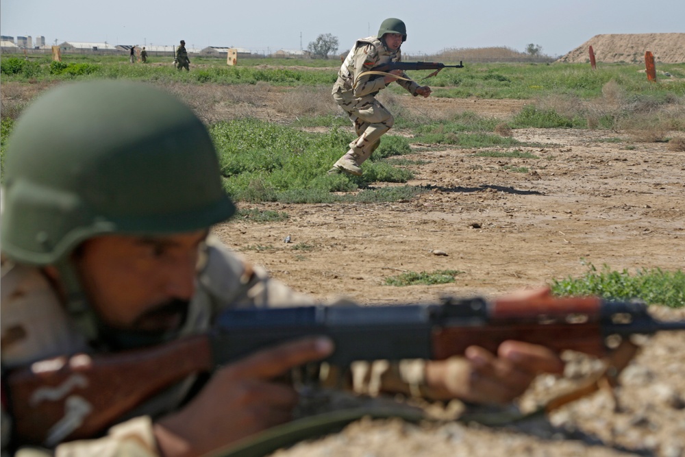 Iraqi soldiers assigned to Nineveh Operations Command conduct live fire bounding exercise