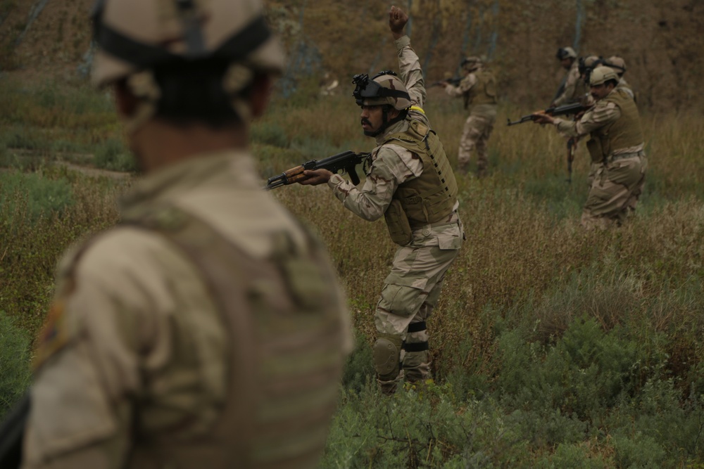 Iraqi soldiers conduct training skills evaluation