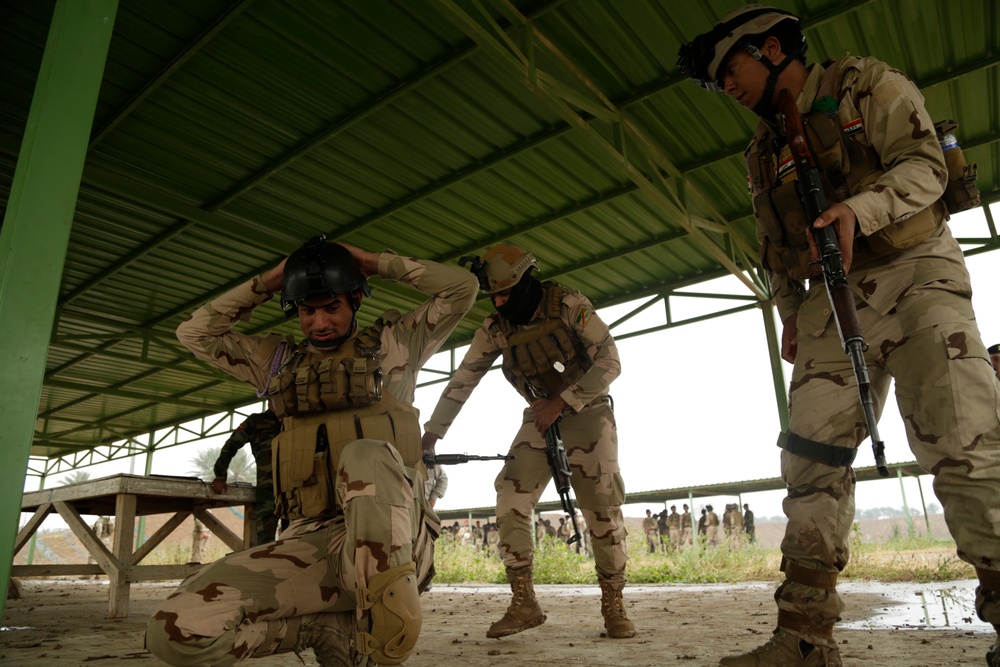 Iraqi soldiers conduct training skills evaluation