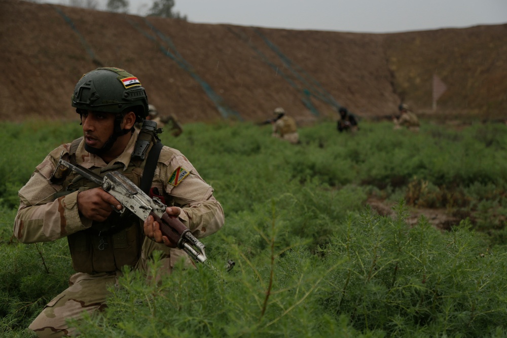 Iraqi soldiers conduct training skills evaluation