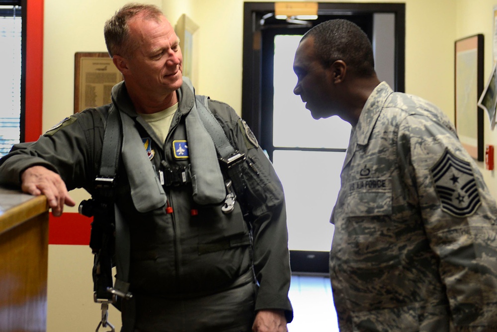 20th Fighter Wing command chief visits OG