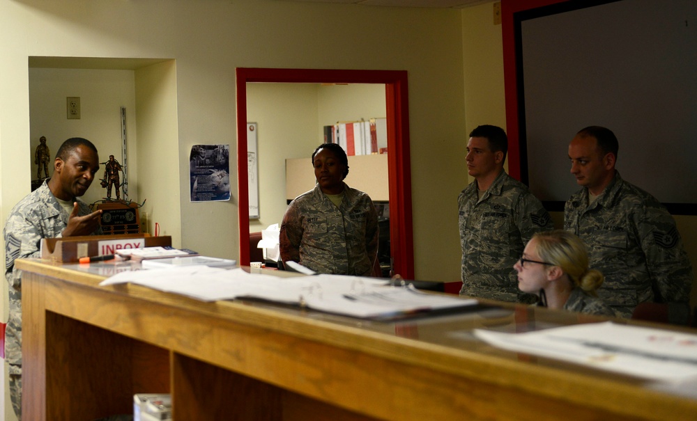 20th Fighter Wing command chief visits OG