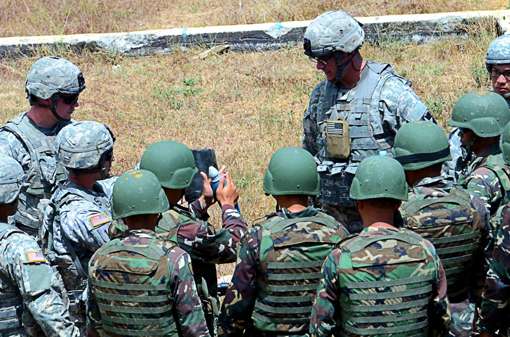 1-2 SBCT Soldiers conduct mortar training with Philippine military