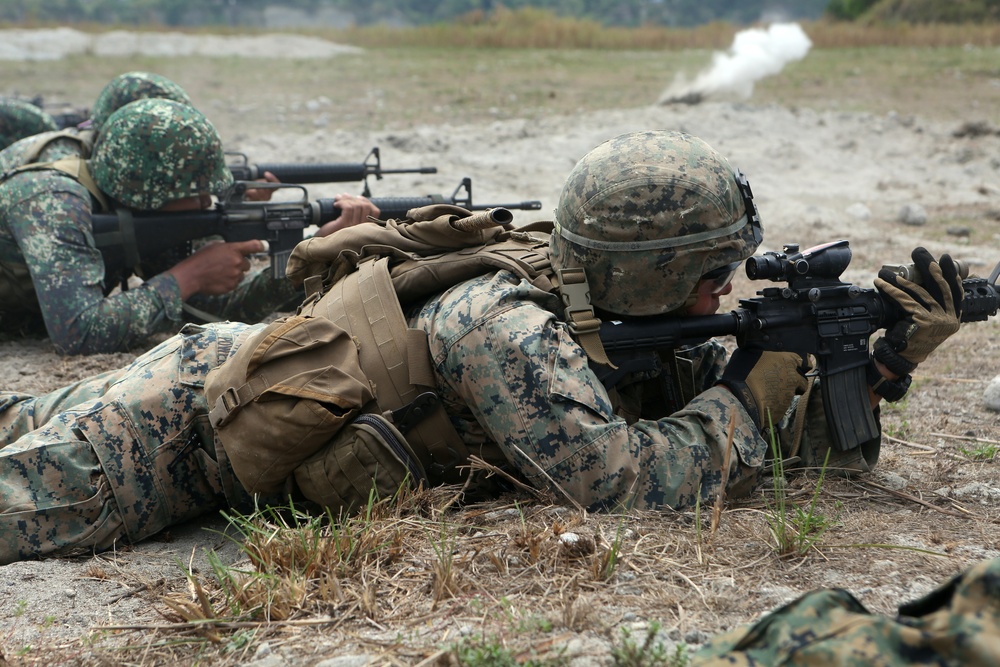 U.S. and Philippine Marines Work “shoulder to shoulder” on the Range