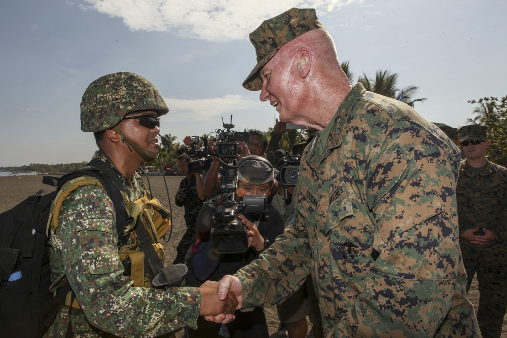 U.S. Marine Corps Forces, Pacific, Commander visits U.S. and Philippine service members during Balikatan 2016