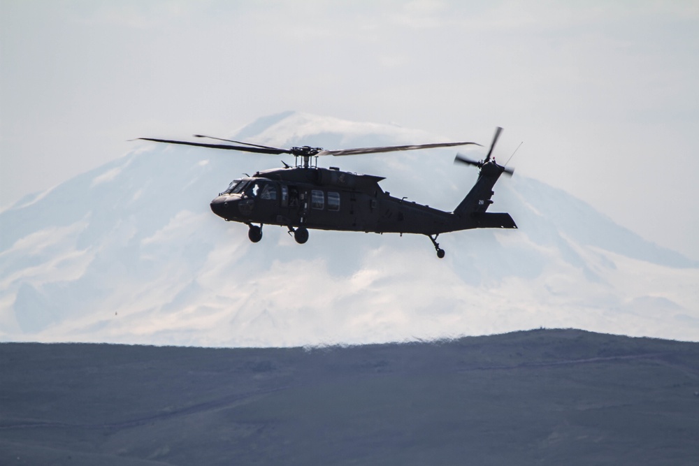 16th CAB Black Hawk crews complete aerial gunnery qualification