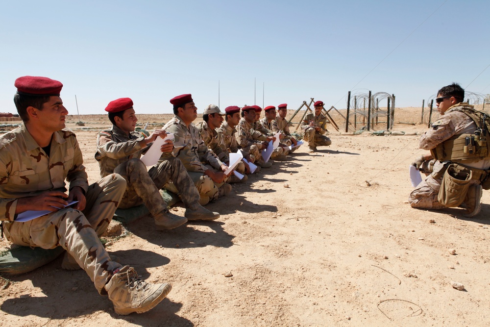 Comm check: Iraqi soldiers learn to stay connected