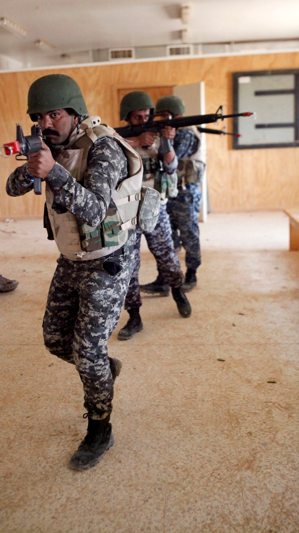 Iraqi Federal Police sharpen room clearing skills