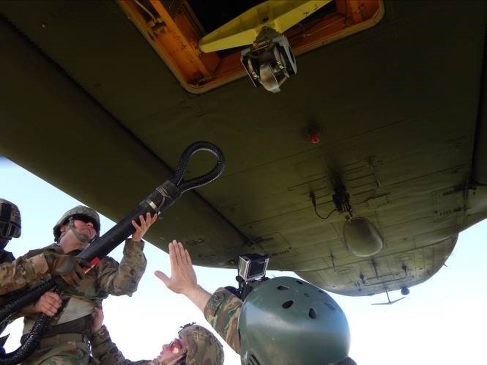 DVIDS - News - 5th QM and Greek riggers train on Airdrop Ops in ...