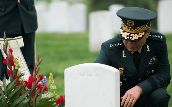 Chief of Staff Republic of Korea Army visits Arlington National Cemetery