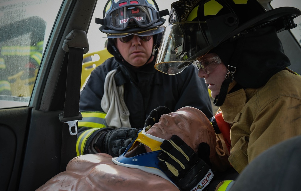 571st MSAS trains on vehicle extrication