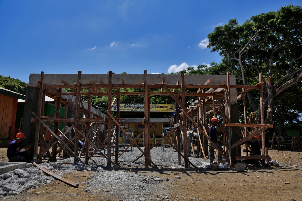 AFP and U.S. service members build a better community in the Philippines