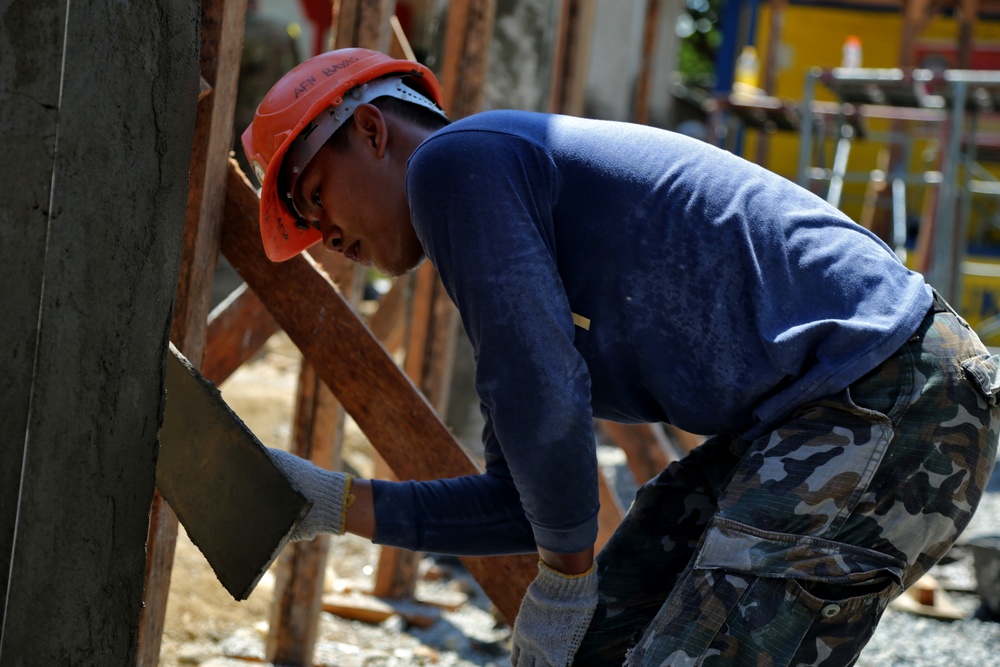 AFP and U.S. service members build a better community in the Philippines