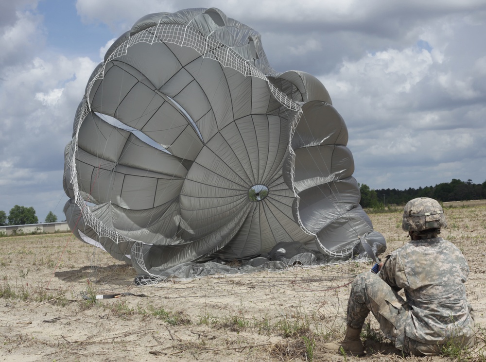 U.S. Army soldier recovers her parachute