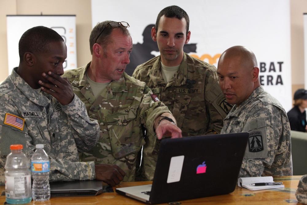 U.S. and U.K soldiers discuss photo