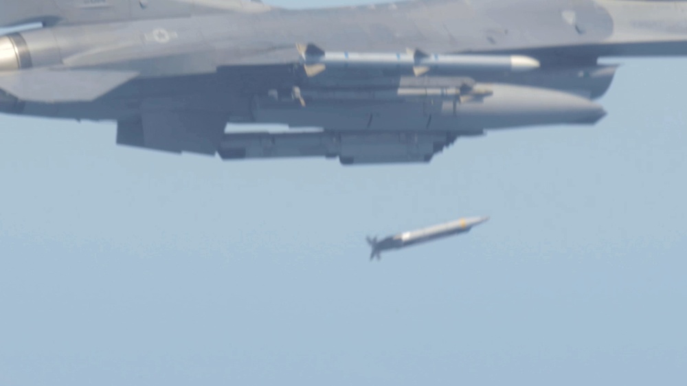 F-16 GBU39 Muntions Drop