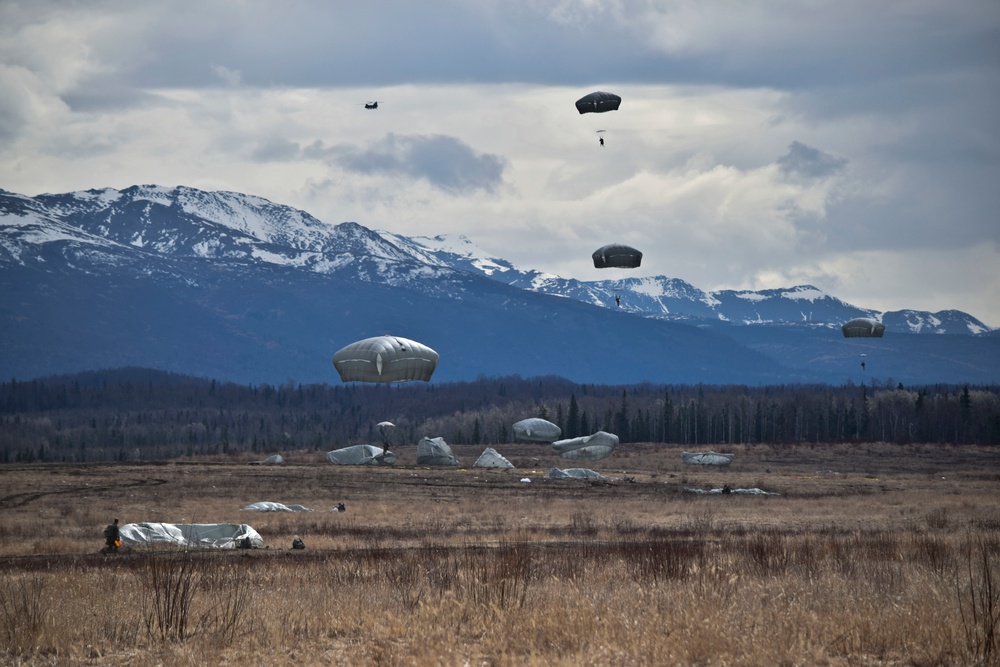 Spartan Paratroopers Jump with &quot;Sugar Bears&quot;