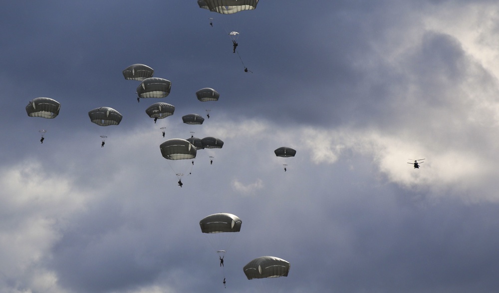 Spartan Paratroopers Jump with &quot;Sugar Bears&quot;