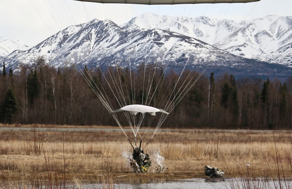 Spartan Paratroopers Jump with &quot;Sugar Bears&quot;