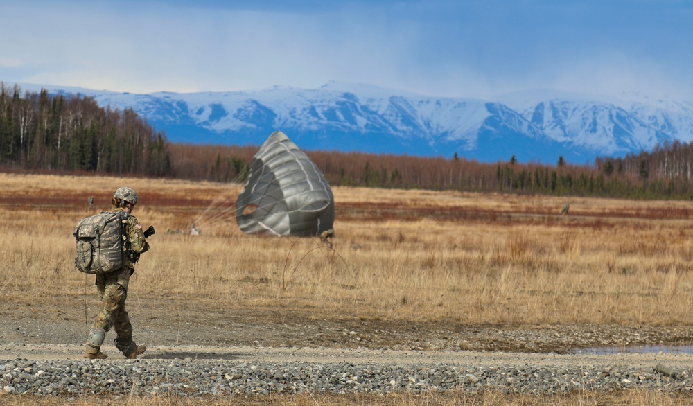 Spartan Paratroopers Jump with &quot;Sugar Bears&quot;