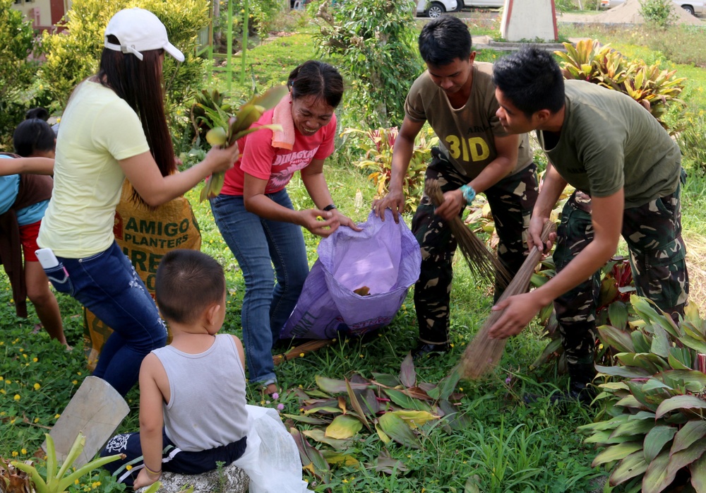 Locals and Service Members Clean Up San Nicolas Elementary School during Balikatan 2016