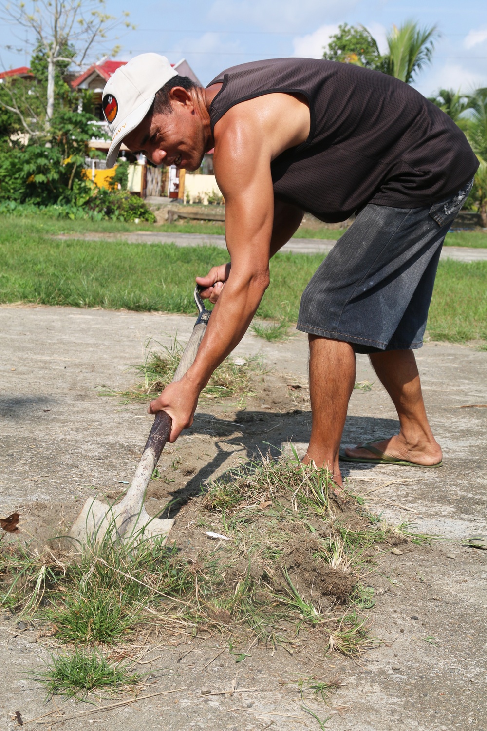 Locals and Service Members Cleanup San Nicolas Elementary School during Balikatan 2016