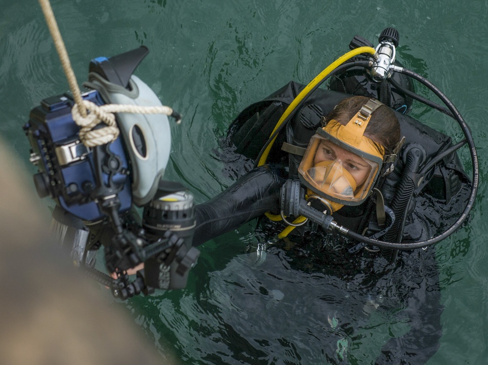 Navy Divers repair USS Dextrous' Propeller